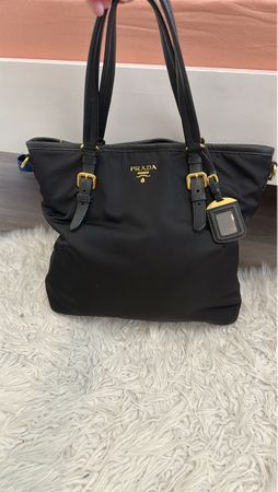 Elegante Prada Handtasche in Schwarz - Top Zustand!