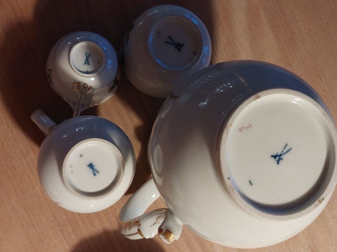 Set di piatti: Meissner Kaffeeservice mit Rosenmuster – Usato da Mettmenstetten venduto da protokoll 2