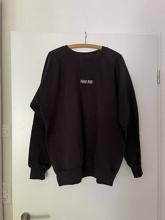 Pullover & Sweatshirts: Schwarzer Oversized Sweater  Miami Rise | Grösse M – Gebraucht aus Wölflinswil von jan_v6g9