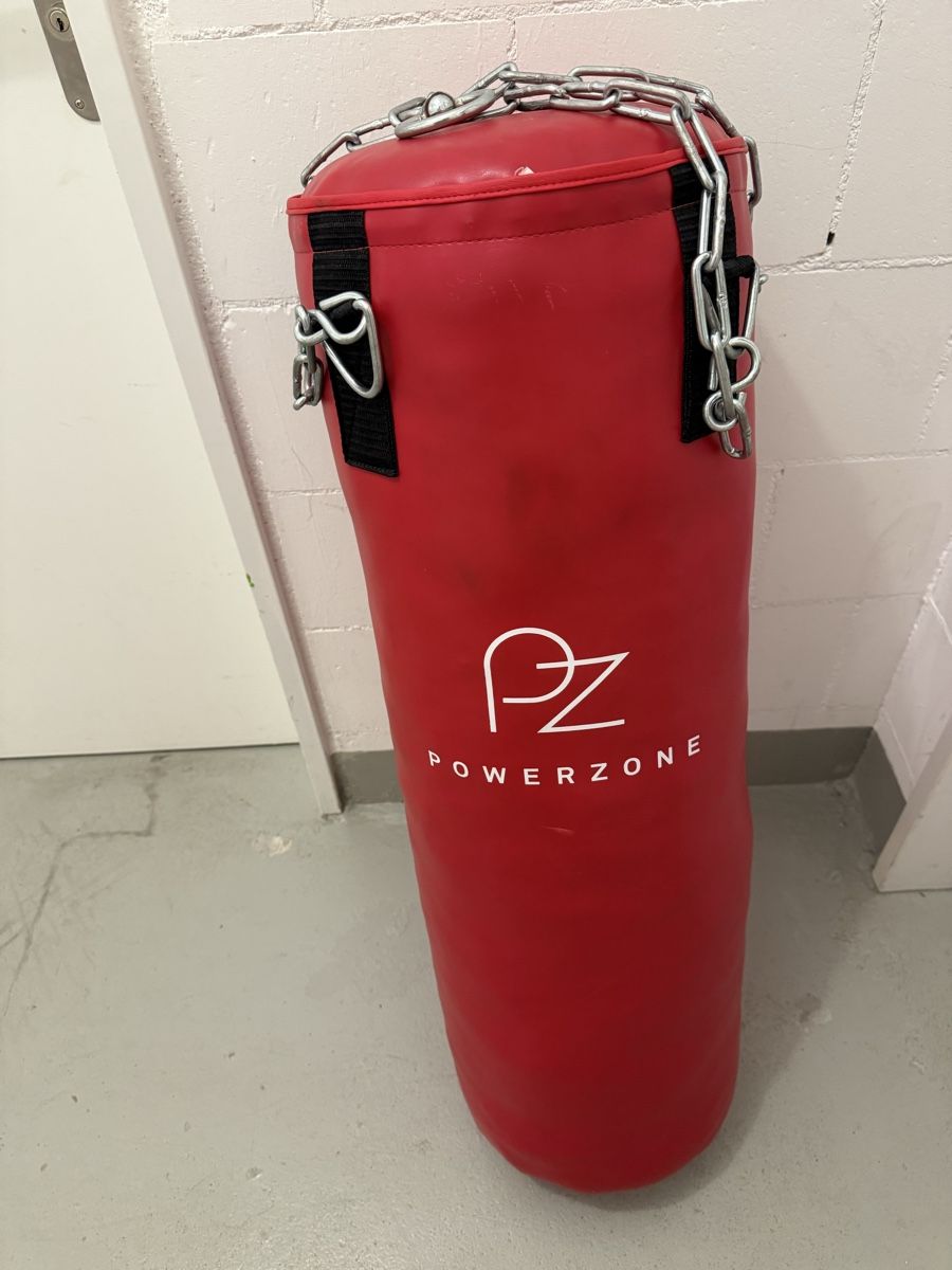 Powerzone Sacs de frappe: Boxsack Powerzone rot, mit Kette, Neu  – Neuf (Voir description) à Fislisbach par Tvrdosevo 1
