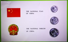 CHINA / VERSCHIEDENE MÜNZEN UND BRIEFMARKEN / NEUWERTIG !