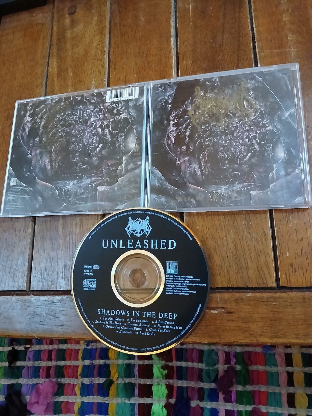 CDs: unleashed- Shadows... – D'occasion à St-Cergue par VeganWarrior