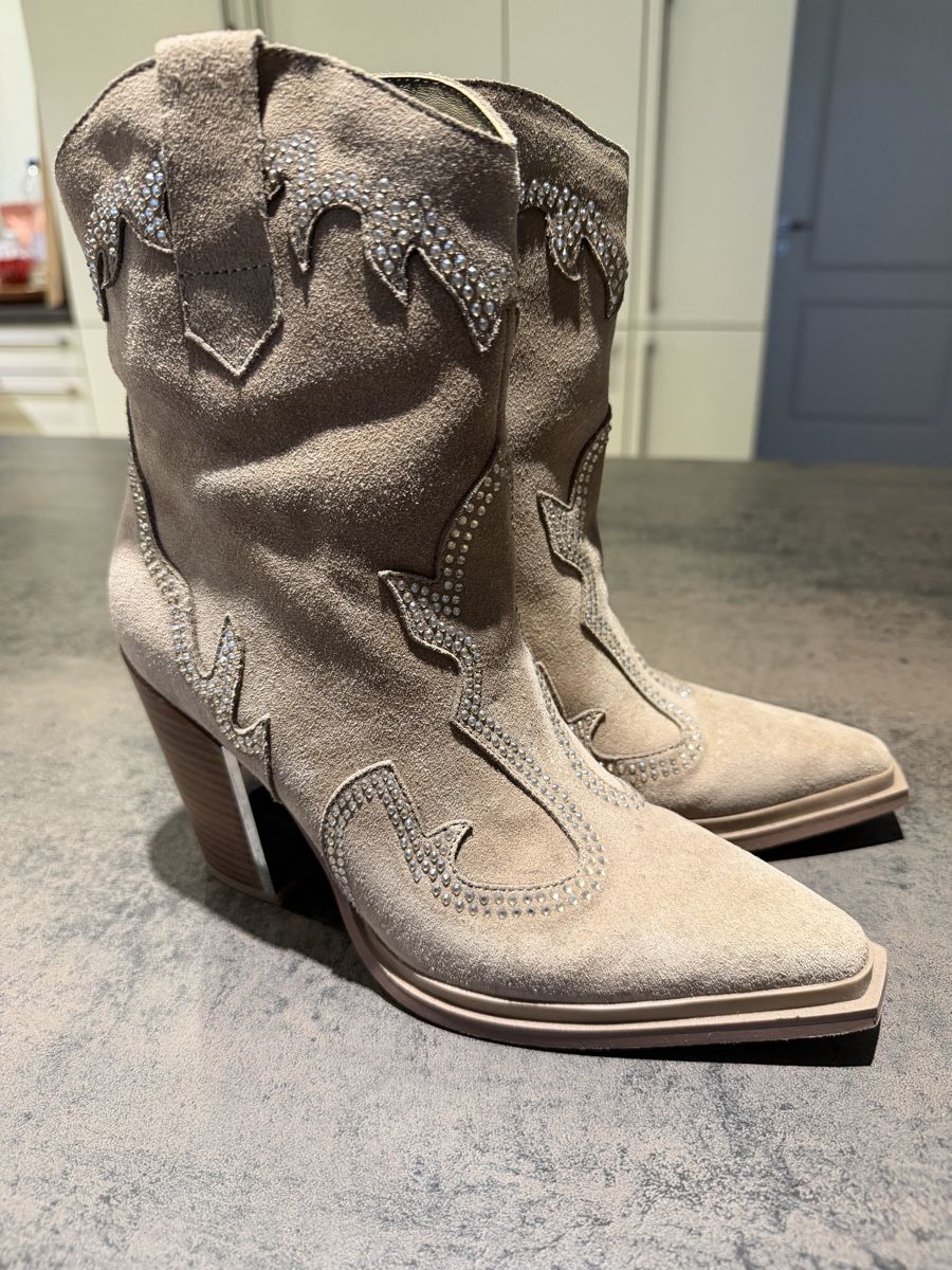 Scarpe da donna: Cowboy boots – Usato da Wigoltingen venduto da Tatyana79