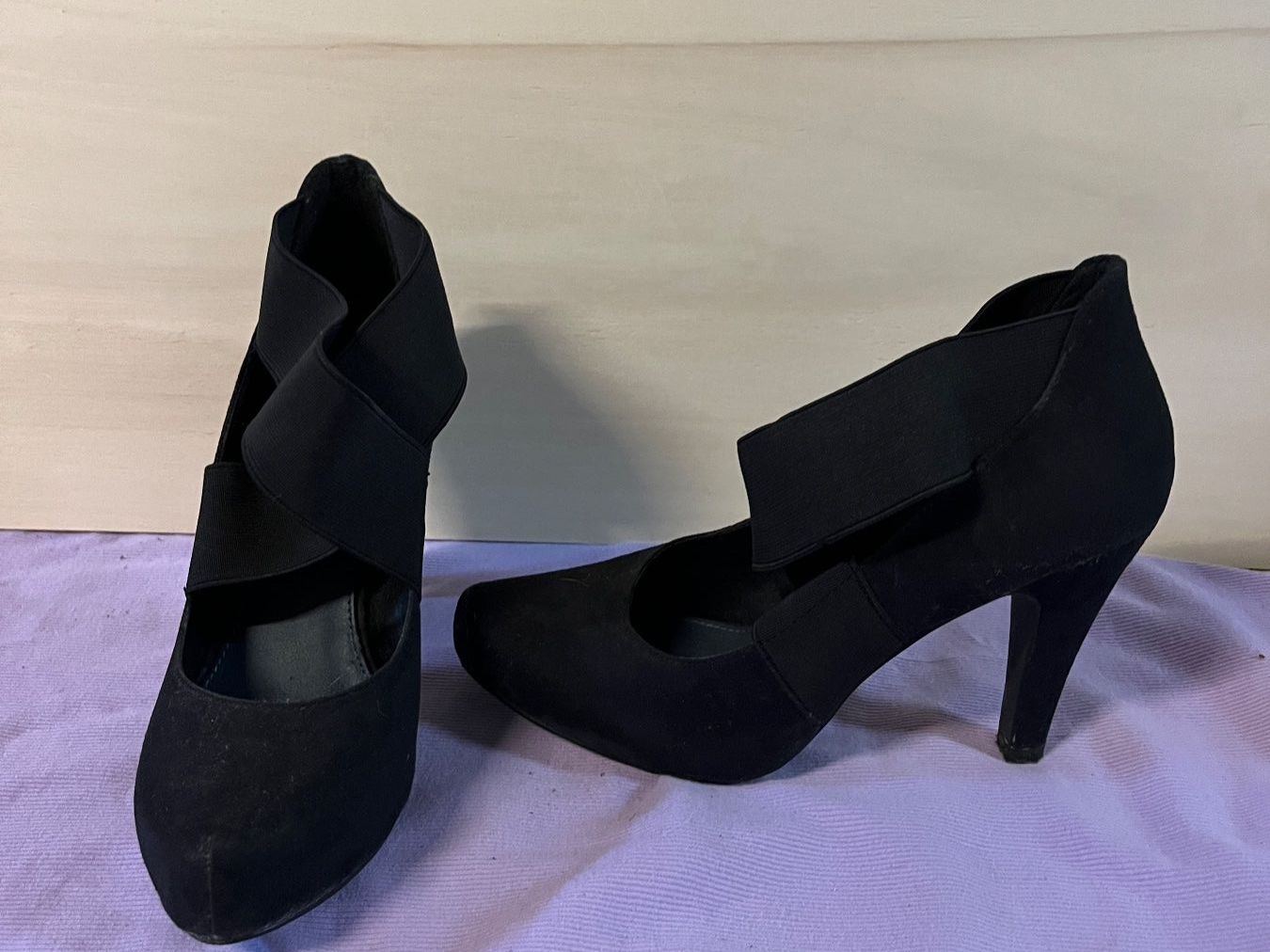 Scarpe da donna: schwarze Pumps, Samtoptik – Usato da Reigoldswil venduto da tan_wh69 1