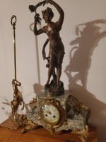 Französische Kaminuhr mit Skulptur mit Signatur