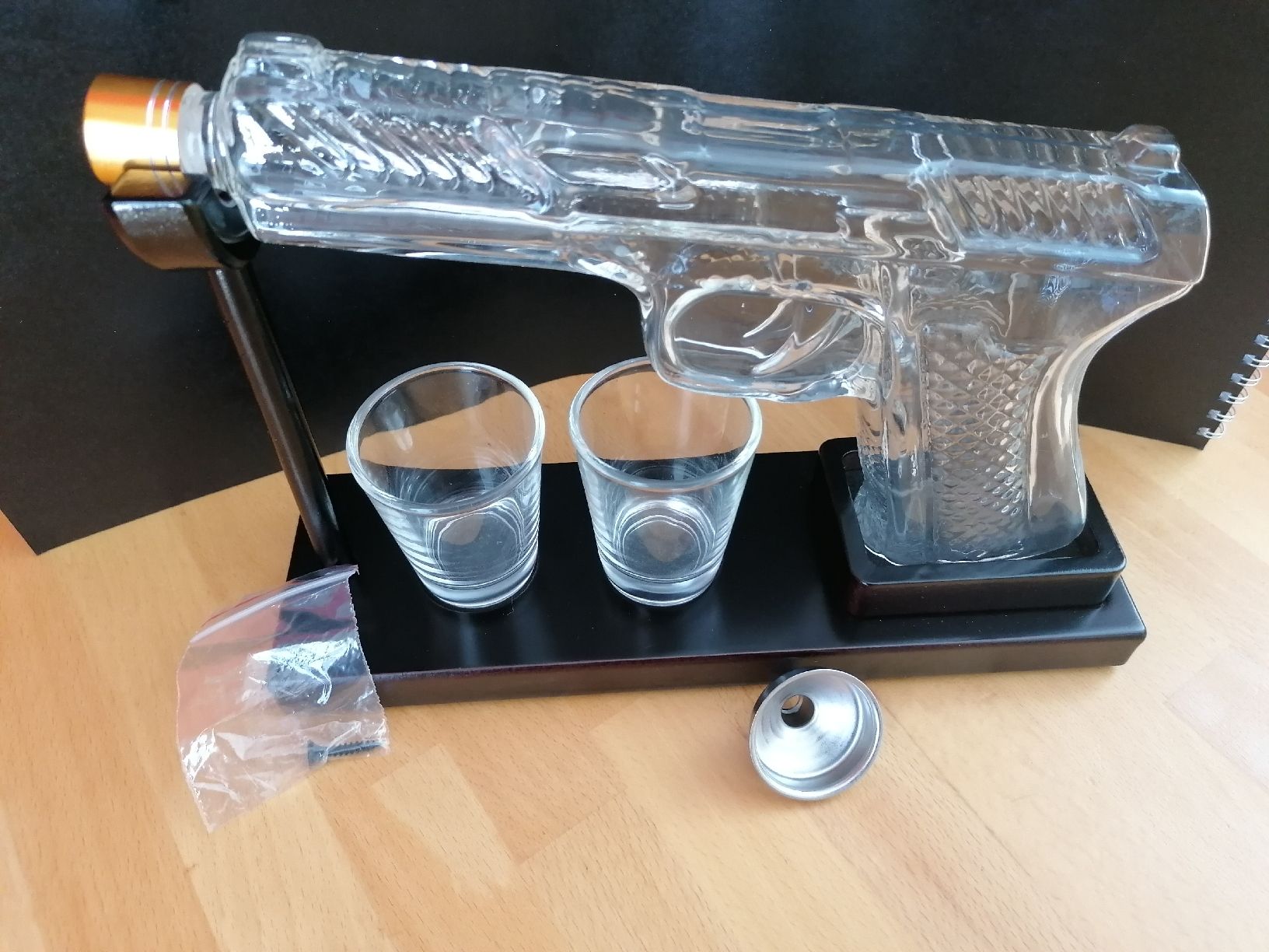 Schweizer Armee Stichwaffen: Originelle Whisky Schnaps Likör Flasche Form einer Pistole – Neu und originalverpackt aus Pfäfers von Padj 3