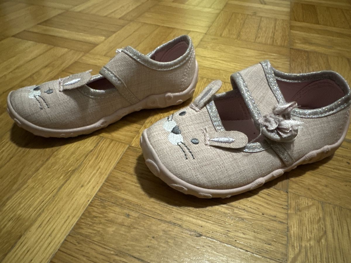 Scarpe per ragazze: Mädchen Hausschuhe Grösse 22 – Usato da Männedorf venduto da kek_n8pr 1