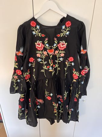 Zara Woman Kleid mit Blumenstickerei, Grösse S, Top!