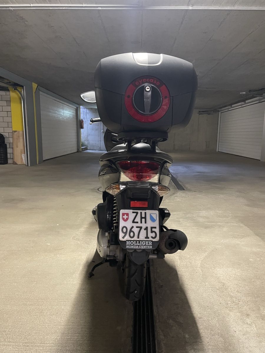 Honda Scooters: Honda PCX 125 Roller, Topcase inklusive! – Gebraucht aus Lufingen von nra330-300 2