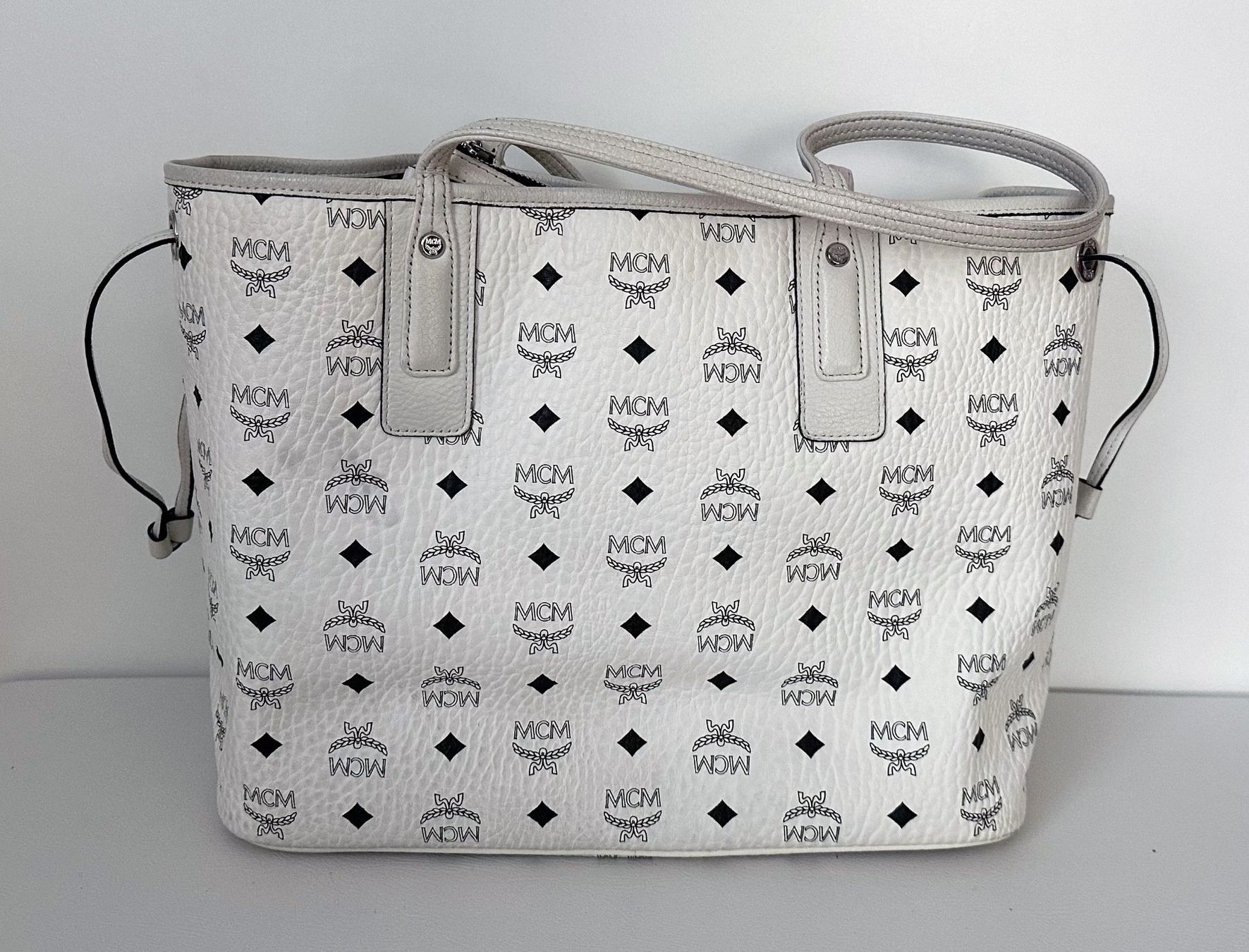 Mcm Borse da donna: MCM Liz Reversible Shopper Medium in White Visetos – Usato da Au SG venduto da nic_7wpf 1