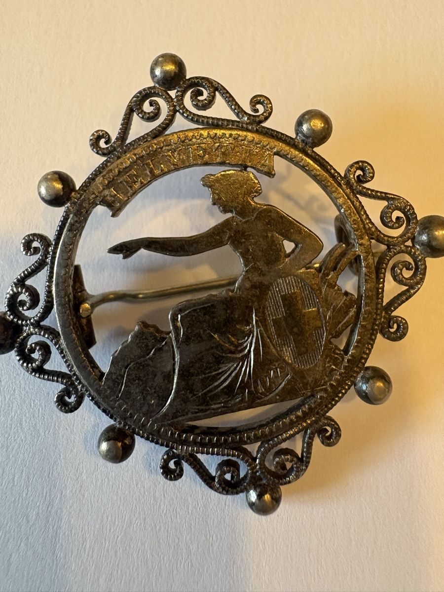 Broches & Aiguilles: Uralte Helvetia Brosche  – D'occasion à Murten par Tzaugg