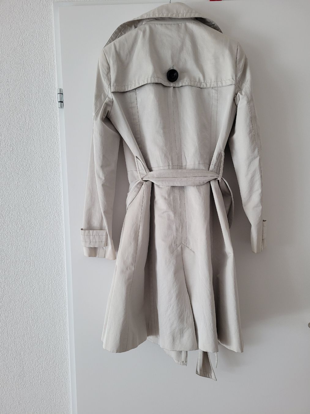 Zara Cappotti: Zara Basic Trenchcoat Beige Grösse L - Zeitlos & Elegant – Usato da Dübendorf venduto da LGDE 1