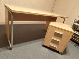 Bureau avec meuble à roulettes