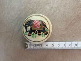 Boite faite main Swiss Aid avec un éléphant Made in India