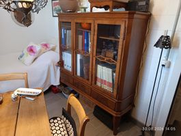 Vitrinenschrank furniert mit Glastüren und Schubladen