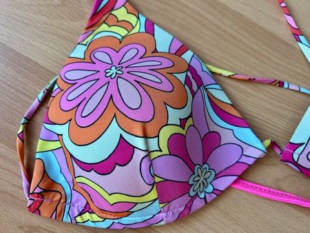 2 Bikini Oberteile & 1 Pareo / Tuch, NEU !!! NIE GETRAGEN !!