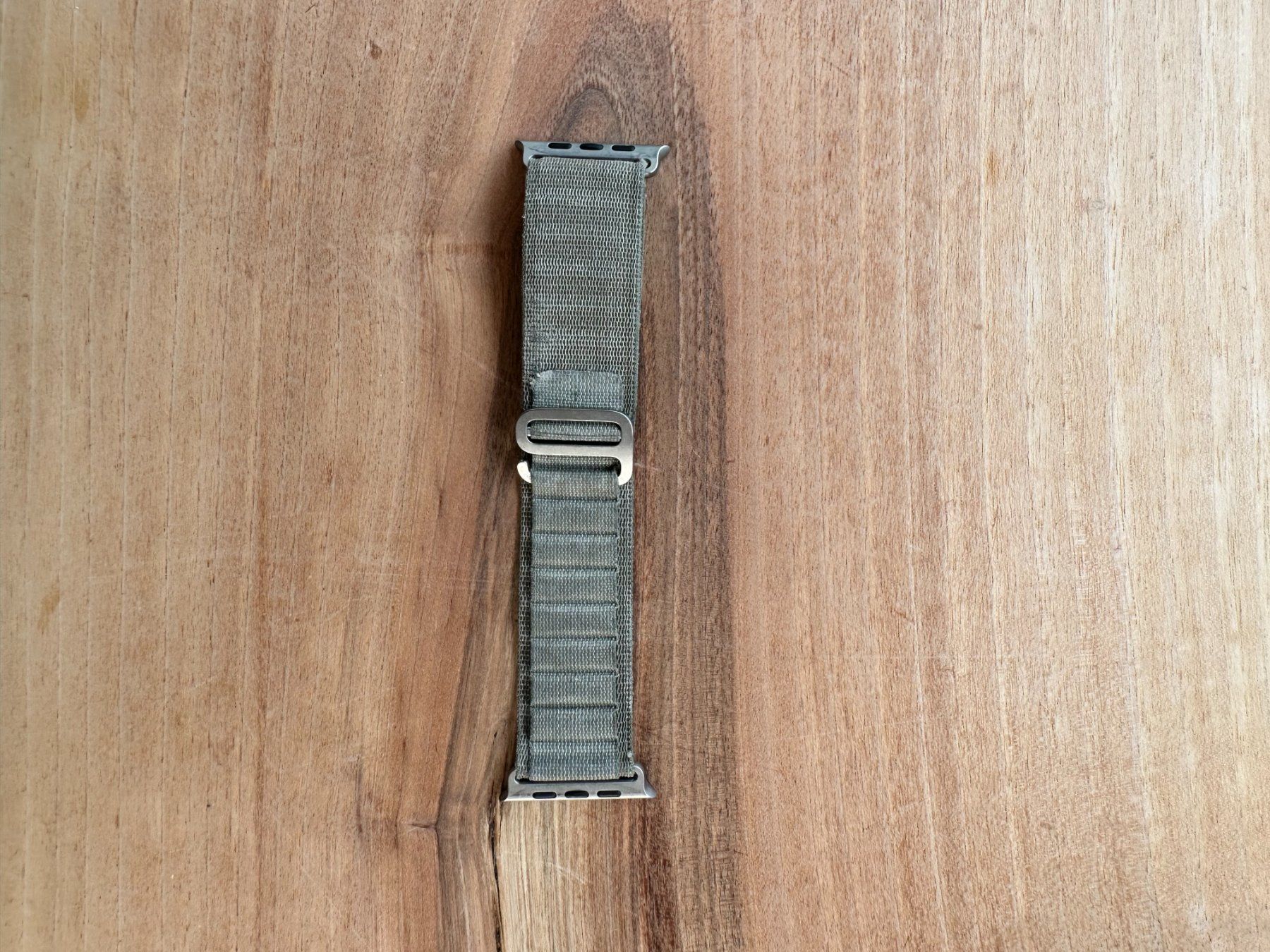 Apple Smartwatch: Apple Watch Alpine Loop Band Olive – D'occasion à Luterbach par nyl_2pwh 3