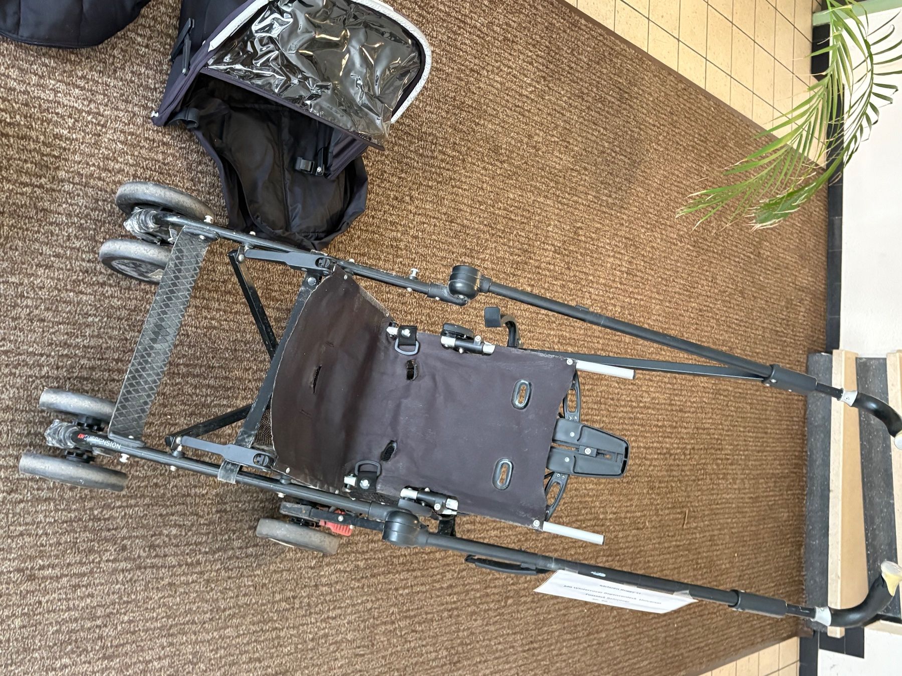 Carrozzine: Kinderwagen mit Zubehör gebraucht – Usato da basel venduto da Kangolschwarz 1