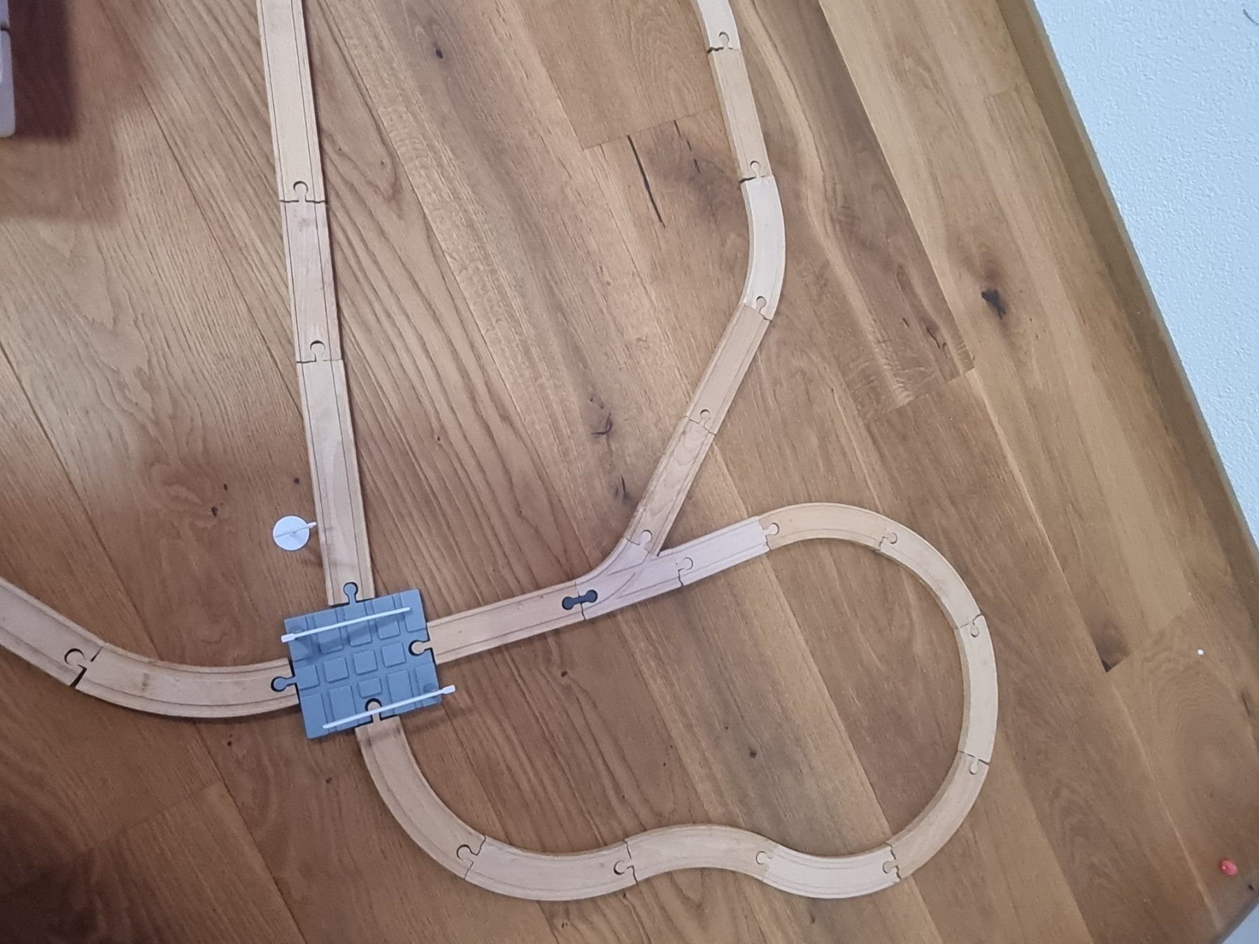 Spielzeuge: Holzgarage mit Schienen – Gebraucht aus Wolfwil von koel81 8