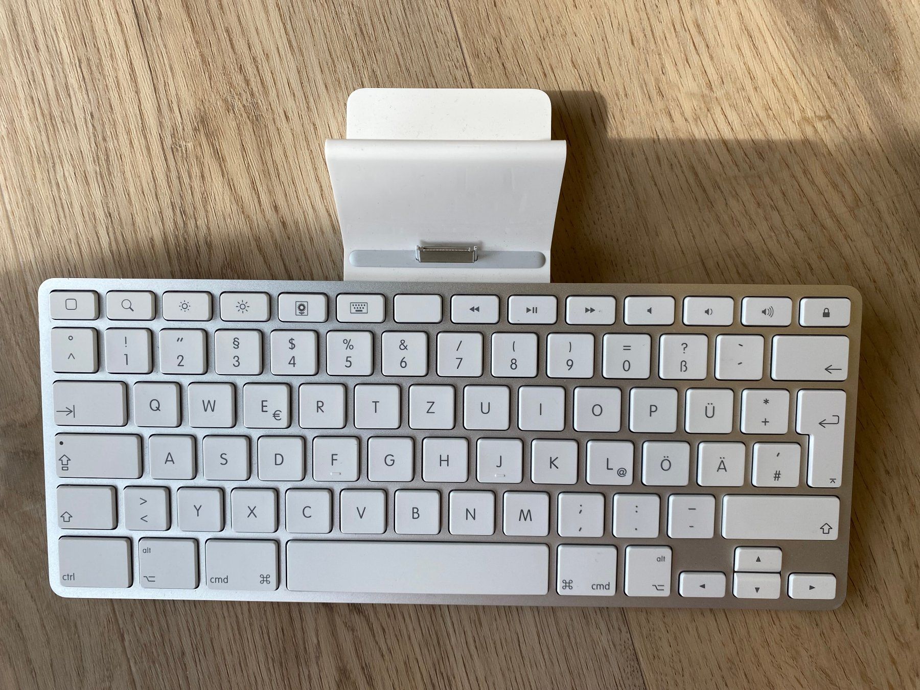 Apple Tastiere: Apple Wireless Keyboard A1359 CH mit iPad Dock Bluetooth – Usato da Wetzikon ZH venduto da BackToRetro 1