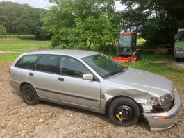 Volvo V40 Kombi, Silber, JG 2001, ideal als Ersatzteilträger