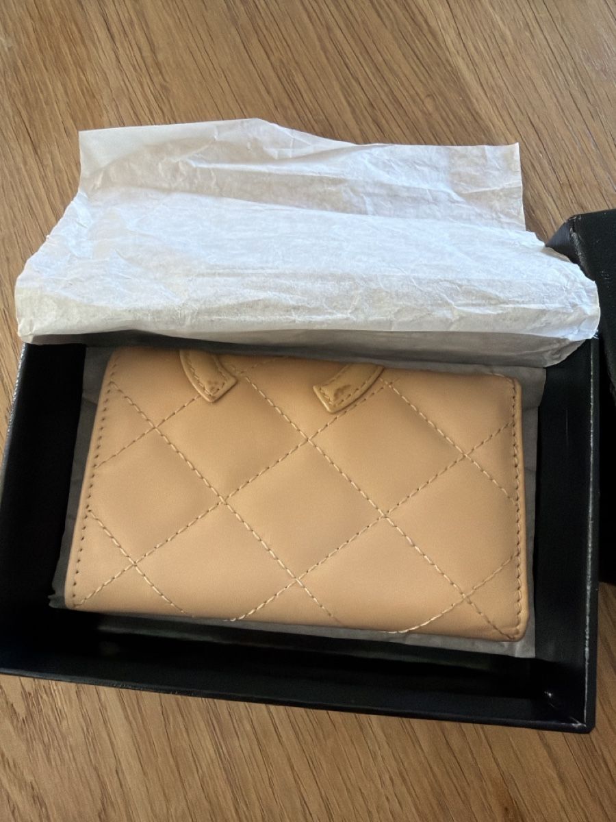 Chanel Schlüsselanhänger & - bänder: Chanel Key Holder, Beige Leather, new Condition! – Neu (gemäss Beschreibung) aus Geneve von esp_8rbh 3