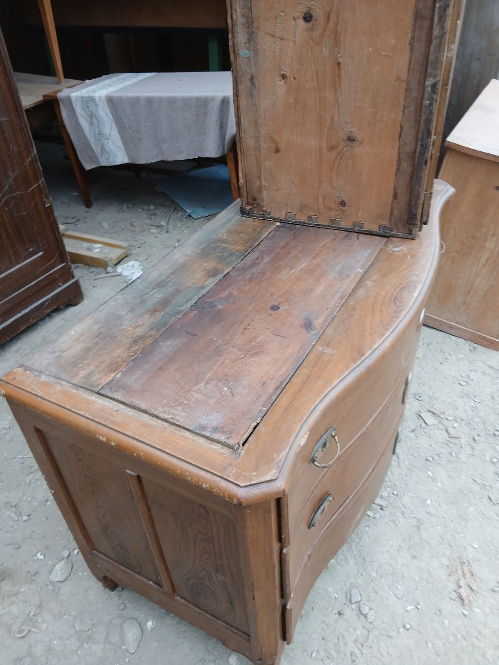 Schreibtische: BUREAU TRÈS ANCIEN DU XVII CYCLE – Gebraucht aus Neuchatel von NNeuchatel