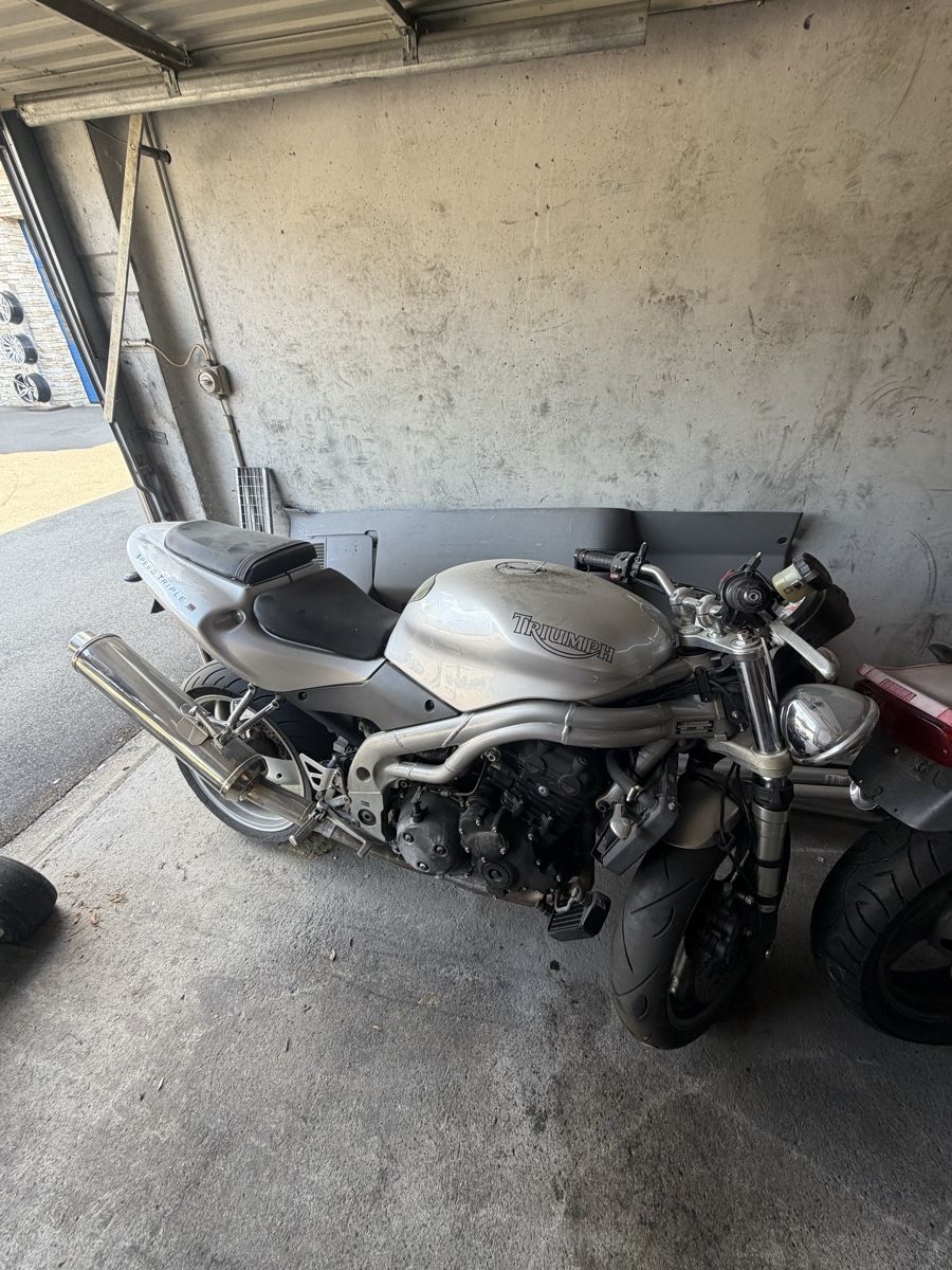 Triumph Strasse: Triumph Speed Triple 955i Unfall | Motor läuft | Bastler | E – Defekt aus Rekingen AG von AAZ01