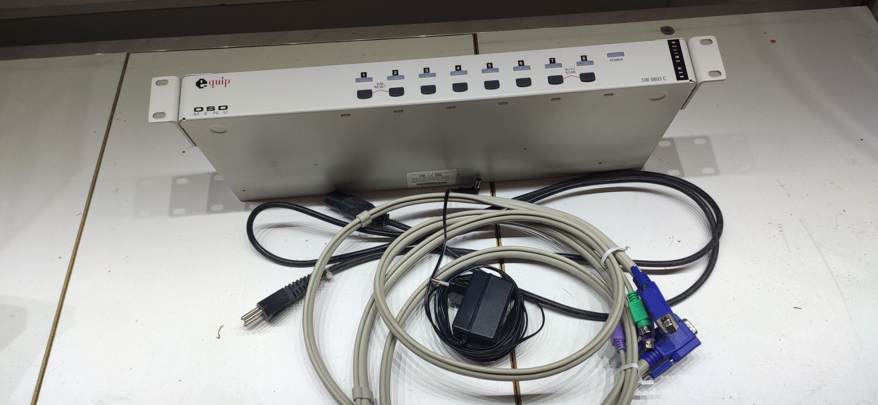 Serveurs: KVM Switch, 8 Port, 19" – D'occasion à Teufen AR par Kawataz