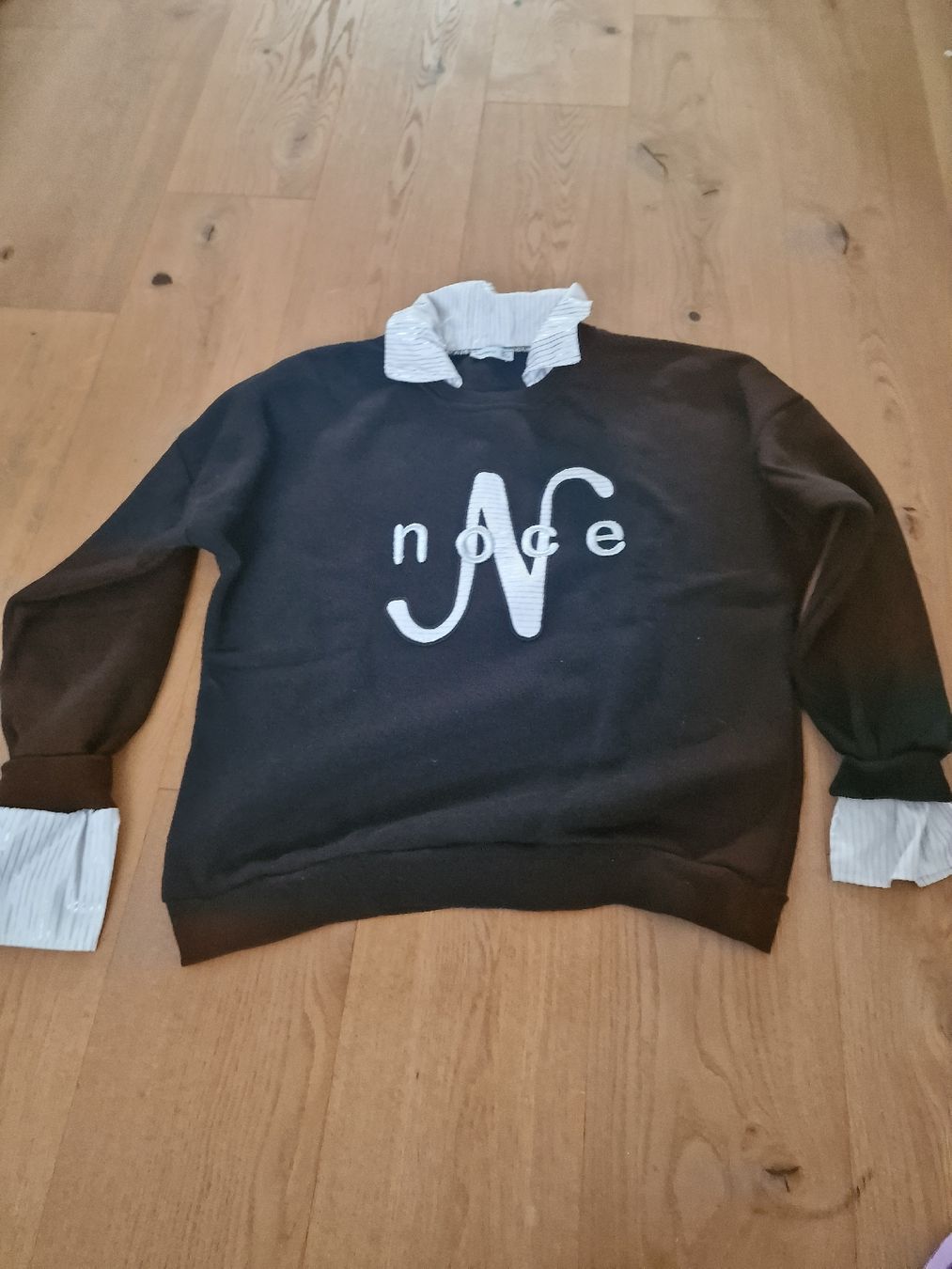Maglioni & Felpe: Pullover mit Kragen-Applikation in Weiss-silber  – Usato da Ottenbach venduto da Claurin