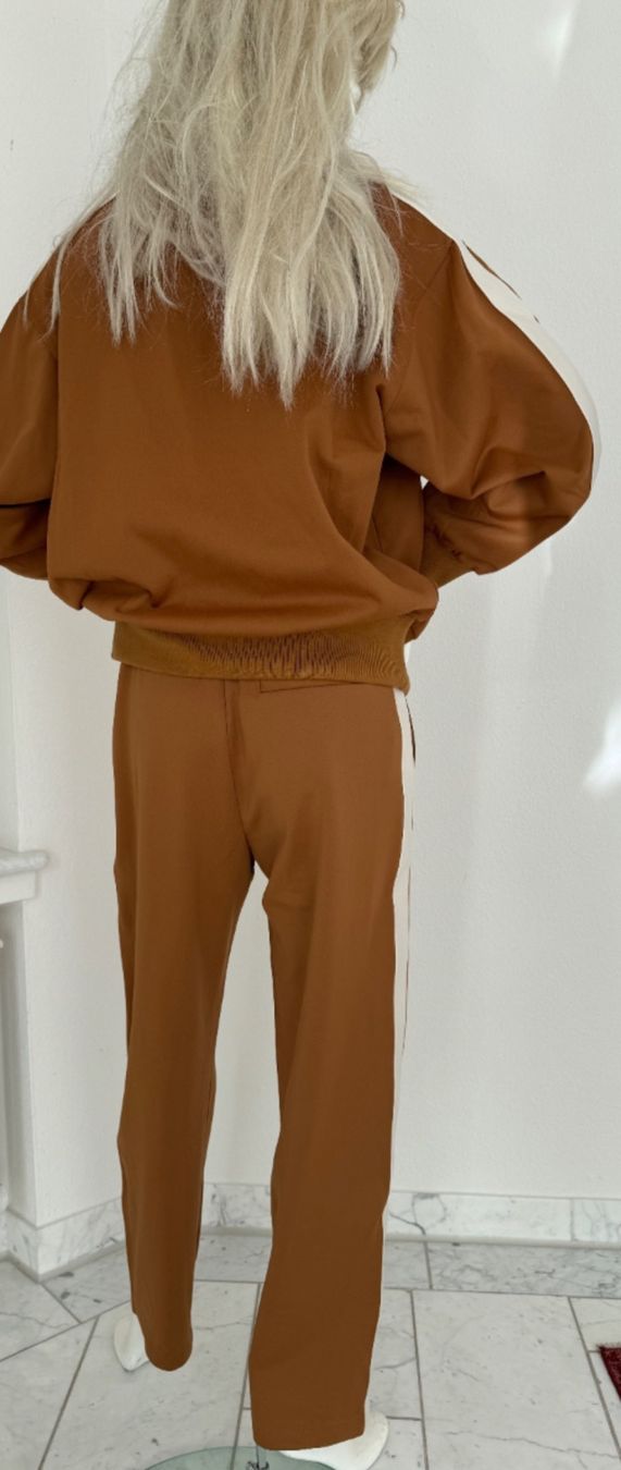 Completi: Bally Jogging Anzug Gr 42 – Nuovo e nell'imballaggio originale da Volketswil venduto da praxis12 1