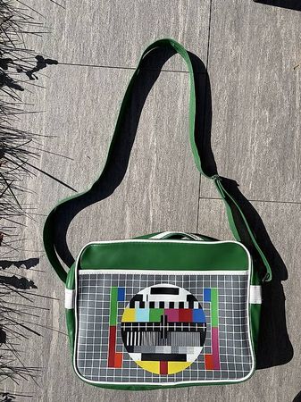 Handtasche im Fernseher Design
