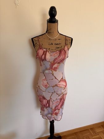 Sommerliches Minikleid mit speziellem Marmor-Muster, S
