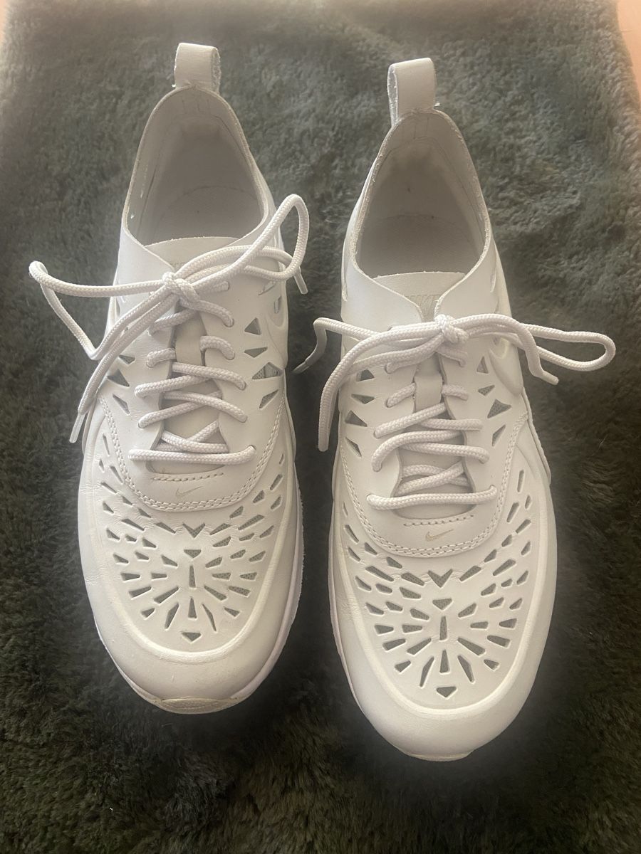 Nike Damenschuhe: Nike Sneaker, Grösse 38.5, hellgrau, perforiertes Design – Gebraucht aus Lohn SH von Winter03 1