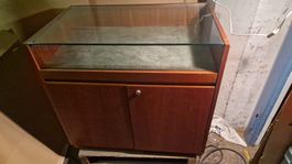 Vitrine aus Glas und Holz