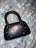 Kleine schwarze Handtasche mit Nieten – stylisch & elegant