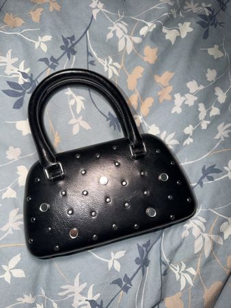 Kleine schwarze Handtasche mit Nieten – stylisch & elegant