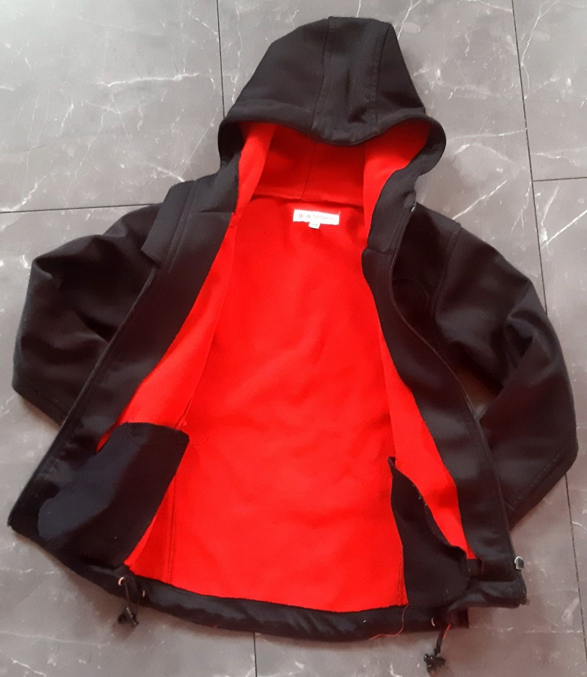 Giacche & Cappotti: Coole Kinder Softshelljacke Gr. 116 schwarz/rot – Usato da Wiler b. Utzenstorf venduto da ryan81 1