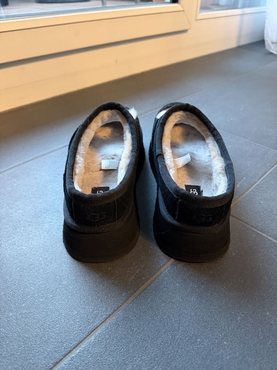 Ugg Chaussures femmes: UGG Bea Mary Jane schwarz  – Neuf (Voir description) à Fribourg par DayaneH. 3