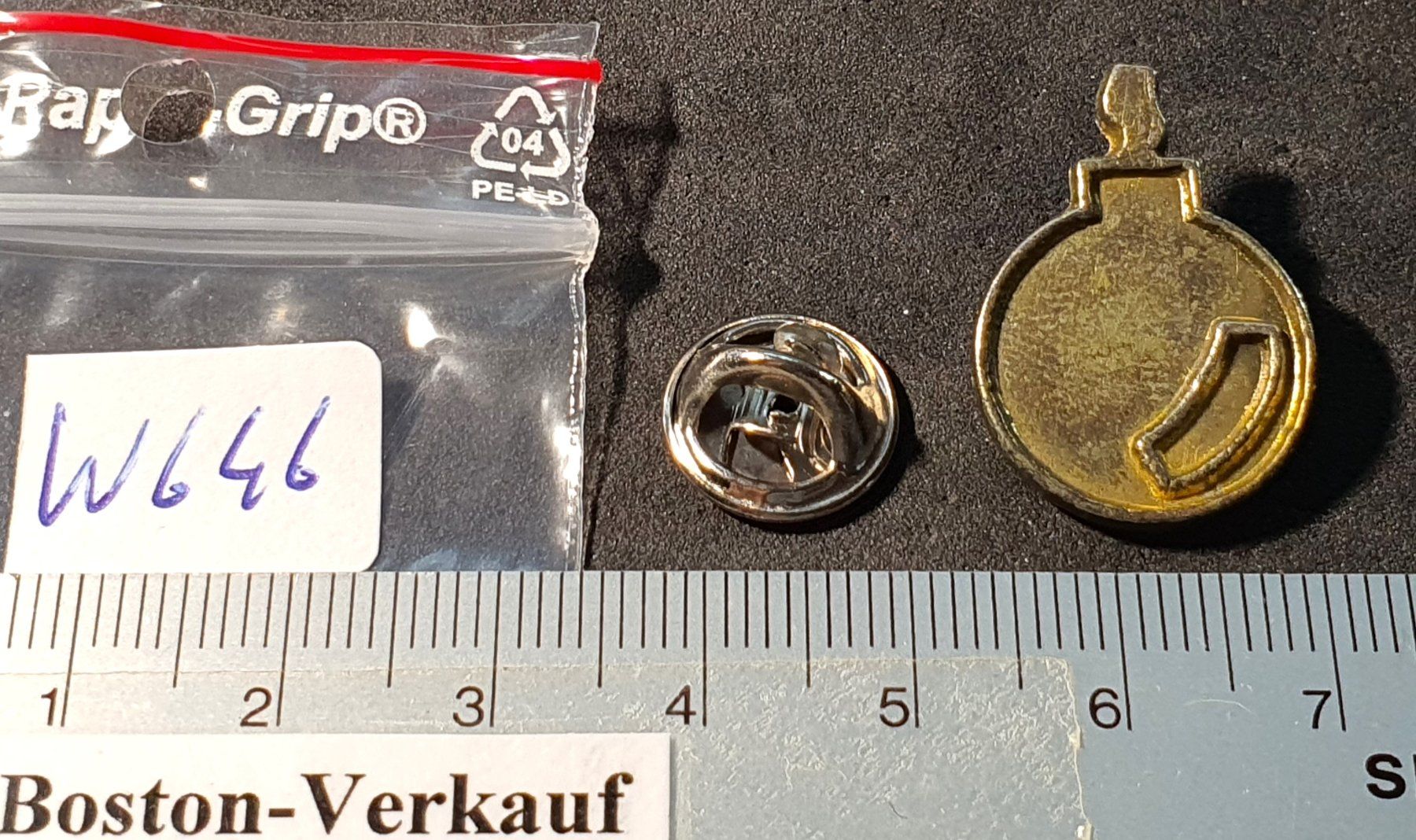 Placchette & Badge: W646 - Pin Bombe – Usato da Reinach BL venduto da Boston-Verkauf 1