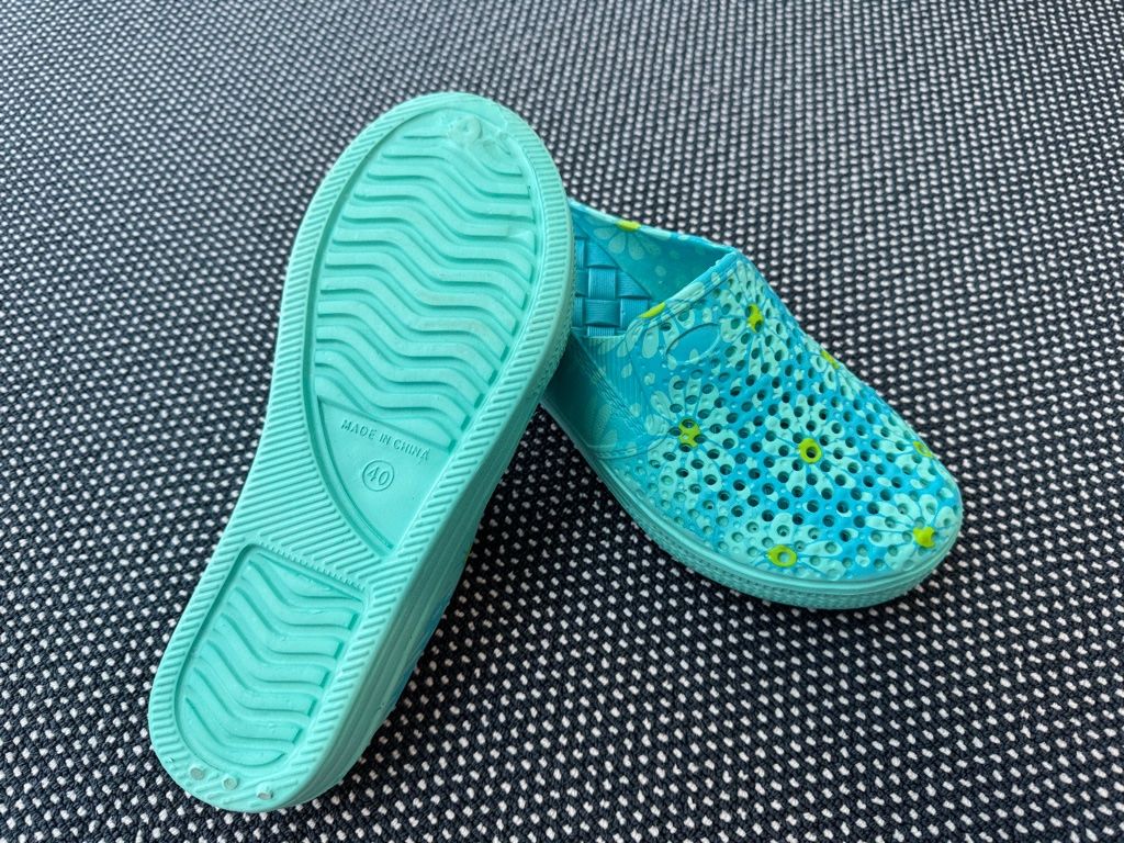 Scarpe da donna: Damen Clogs - Badeschuhe - Gartenclogs - eher Gr. 39 - NEU – Nuovo e nell'imballaggio originale da Zürich venduto da boz_my69 2