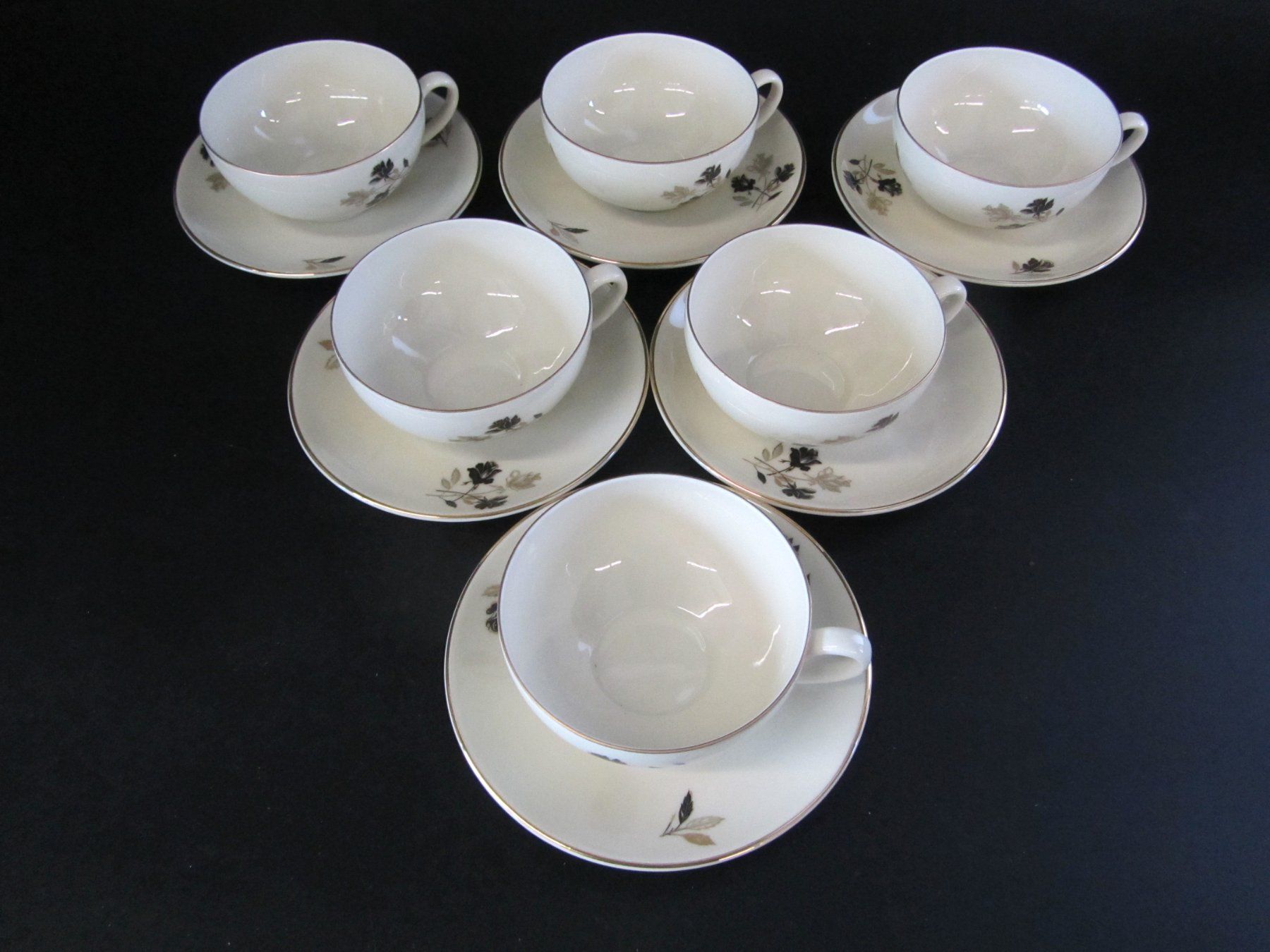 Set di piatti: Teeservice mit schwarzen Blumen – Usato da Muhen venduto da Restwert_Muhen 1