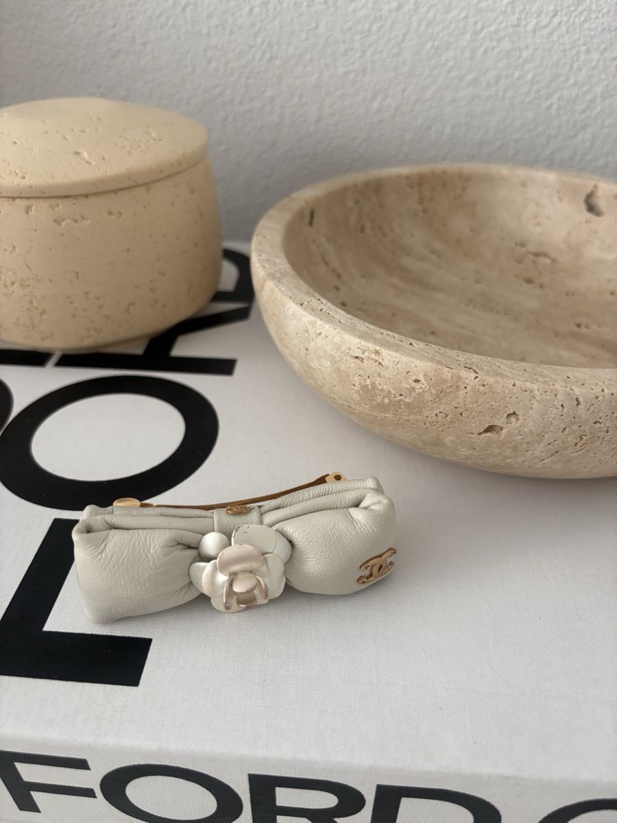 Accessori per capelli: Hairclip in Beige Camelia – Nuovo (secondo la descrizione) da Horgen venduto da len_qjz9 2