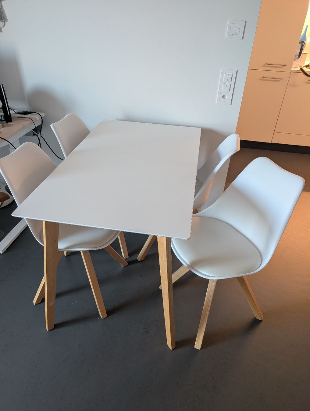 Jysk Tables: Esstischset weiss mit Holzbeinen – D'occasion à Kreuzlingen par cat_855z