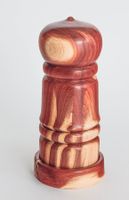 Salzmühle aus Eibenholz gedrechselt, mit Keramikmalwerk