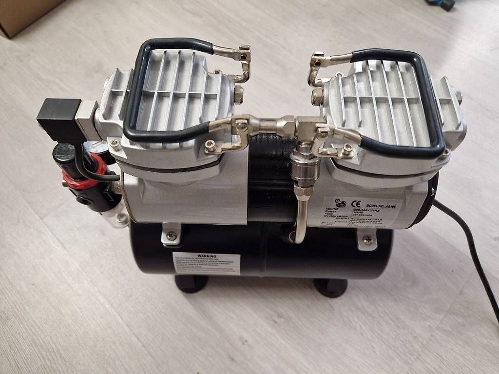 Compresseurs: Airbrush Mini Kompressor mit 3,5L Lufttank/6 bar/Auto Stop – D'occasion à Oberrohrdorf par nad_yn5l 3