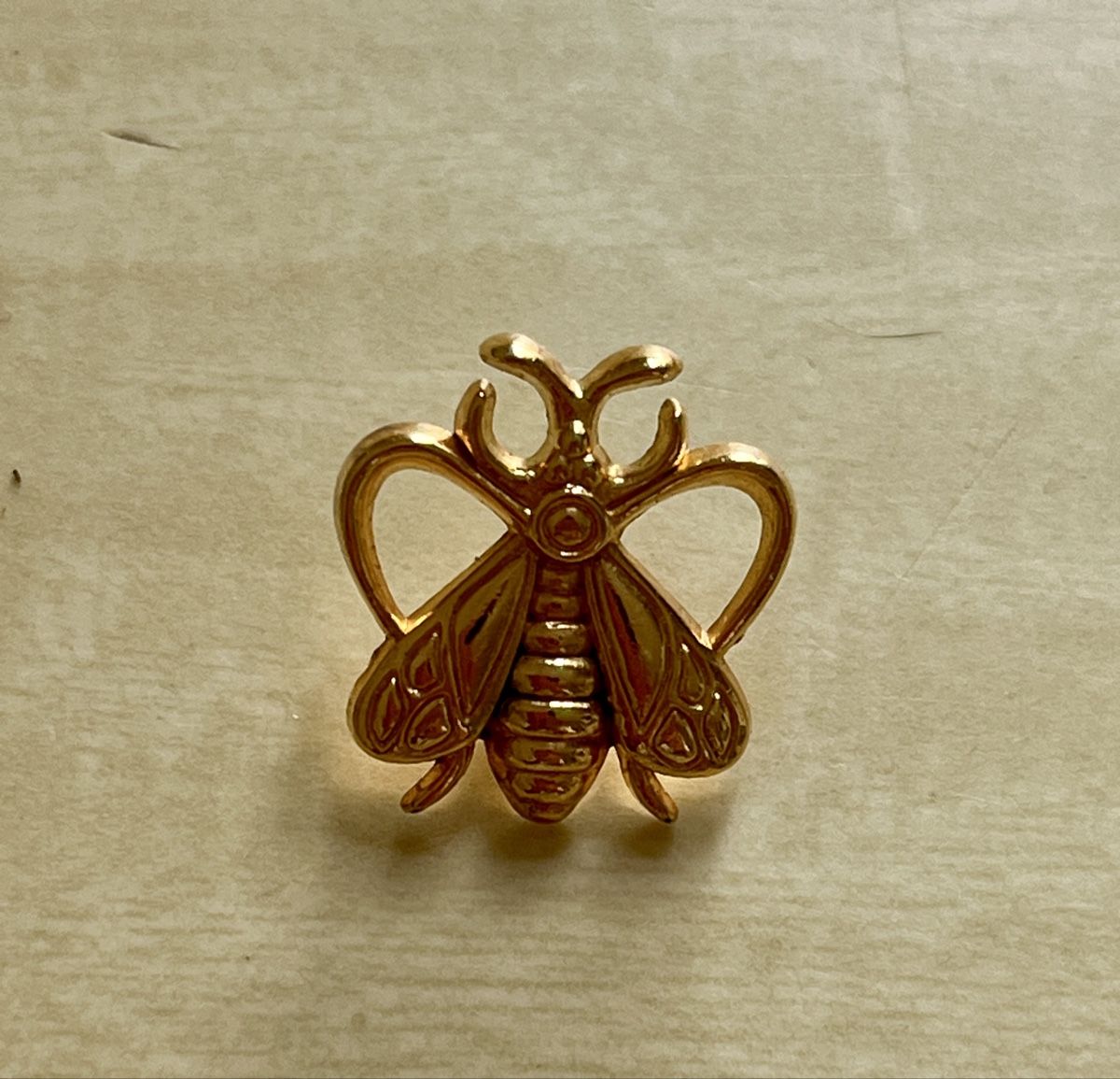 Guerlain Placchette & Badge: Pin’s Abeille de Guerlain – Usato da lausanne venduto da ZeldaZonk58