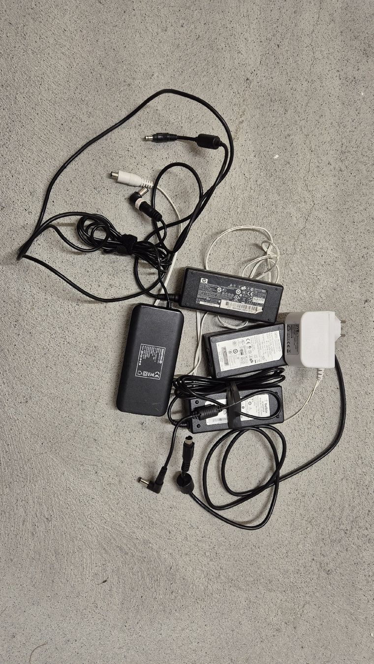 Componenti elettronici: set of computer power supplies power bricks adapters – Difettoso da Fahrweid venduto da 0739