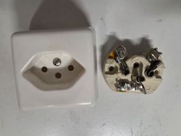 Aufputz Steckdose Typ 13  T13 weiss gebrauchter Zustand