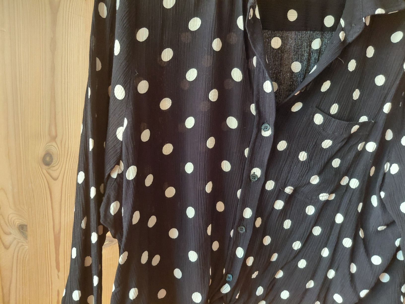 Blusen: H&M Bluse gepunktet – Gebraucht aus Winterthur von adventurenala 1